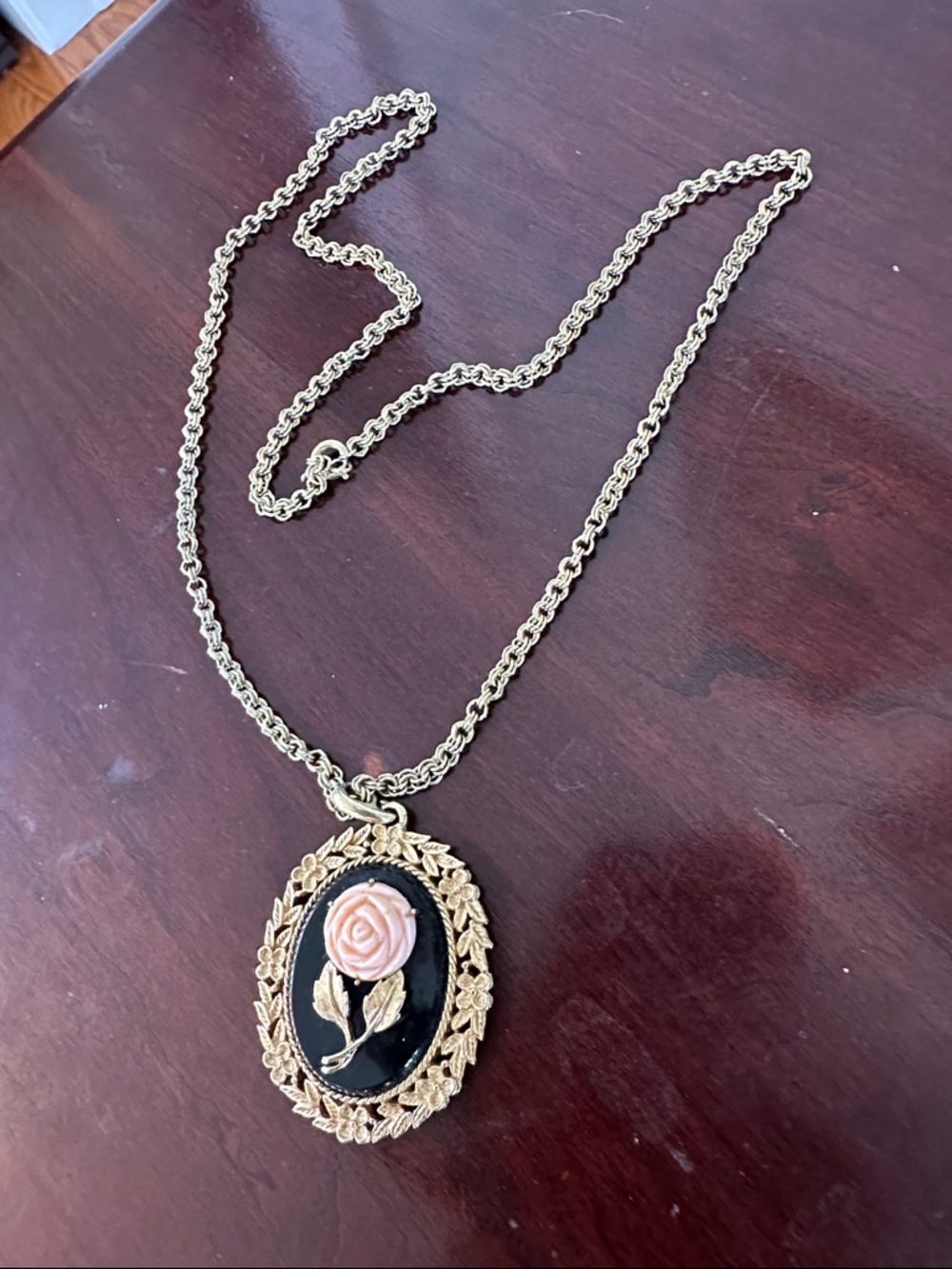 Vintage 1973 Serena Rose Cameo Mirror Pendant Necklace